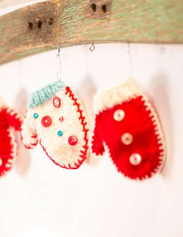 Holiday Mitten garland